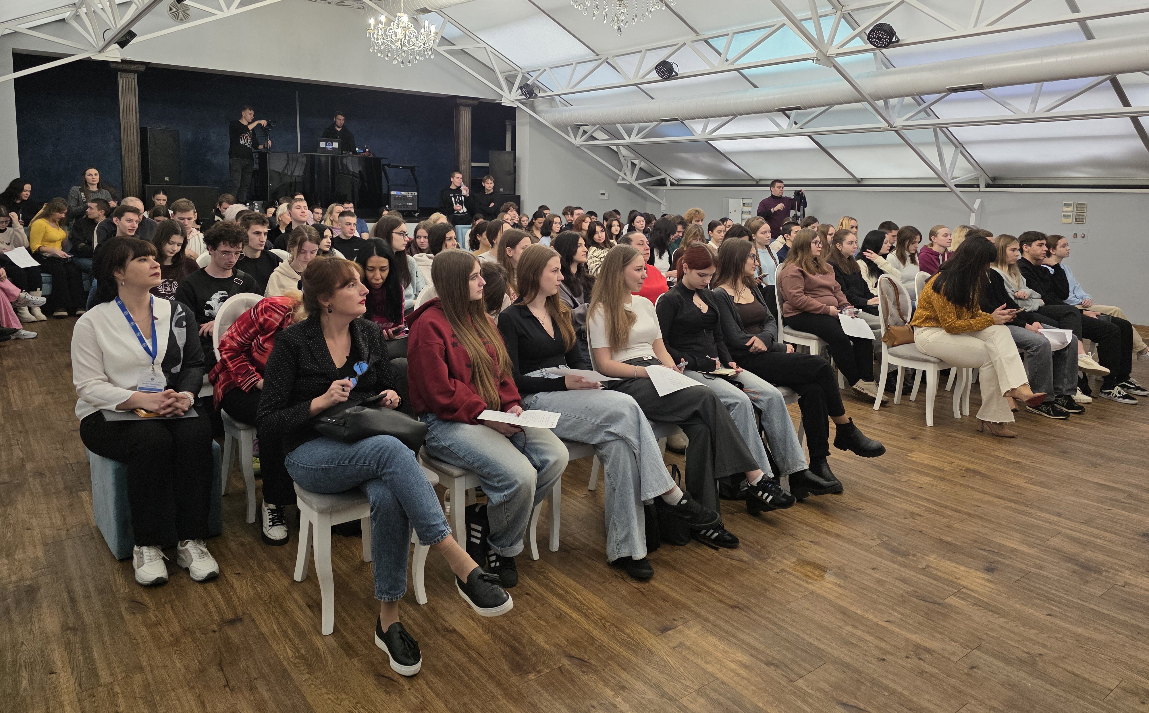 Під час молодіжного заходу податківці області розповіли учасникам про професійні можливості податкової служби, трансформації та переваги . Фото № 4/3