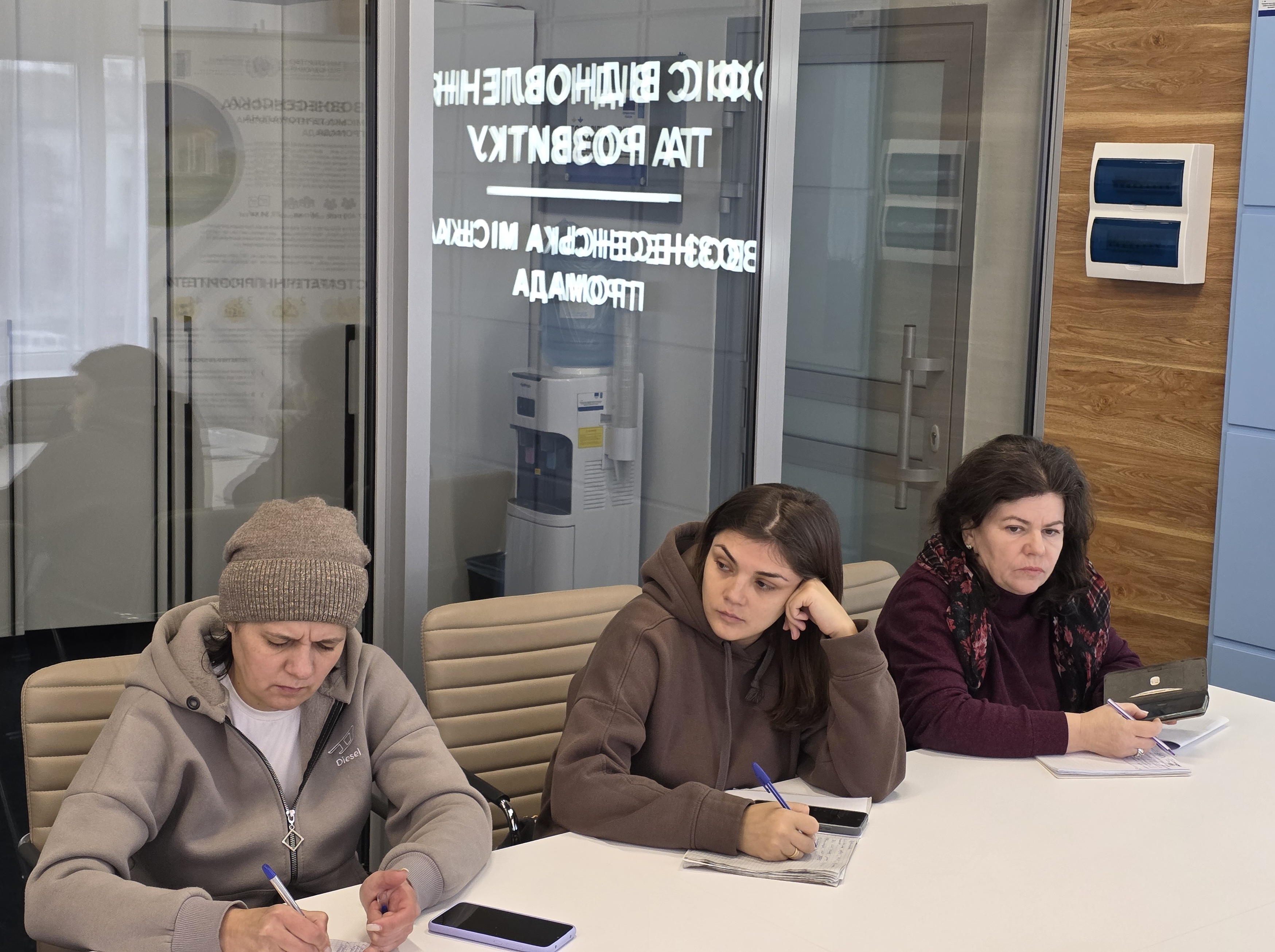 «ФОП з нуля»: податківці Миколаївщини надали практичні роз’яснення майбутнім підприємцям у Вознесенську. Фото № 8/7