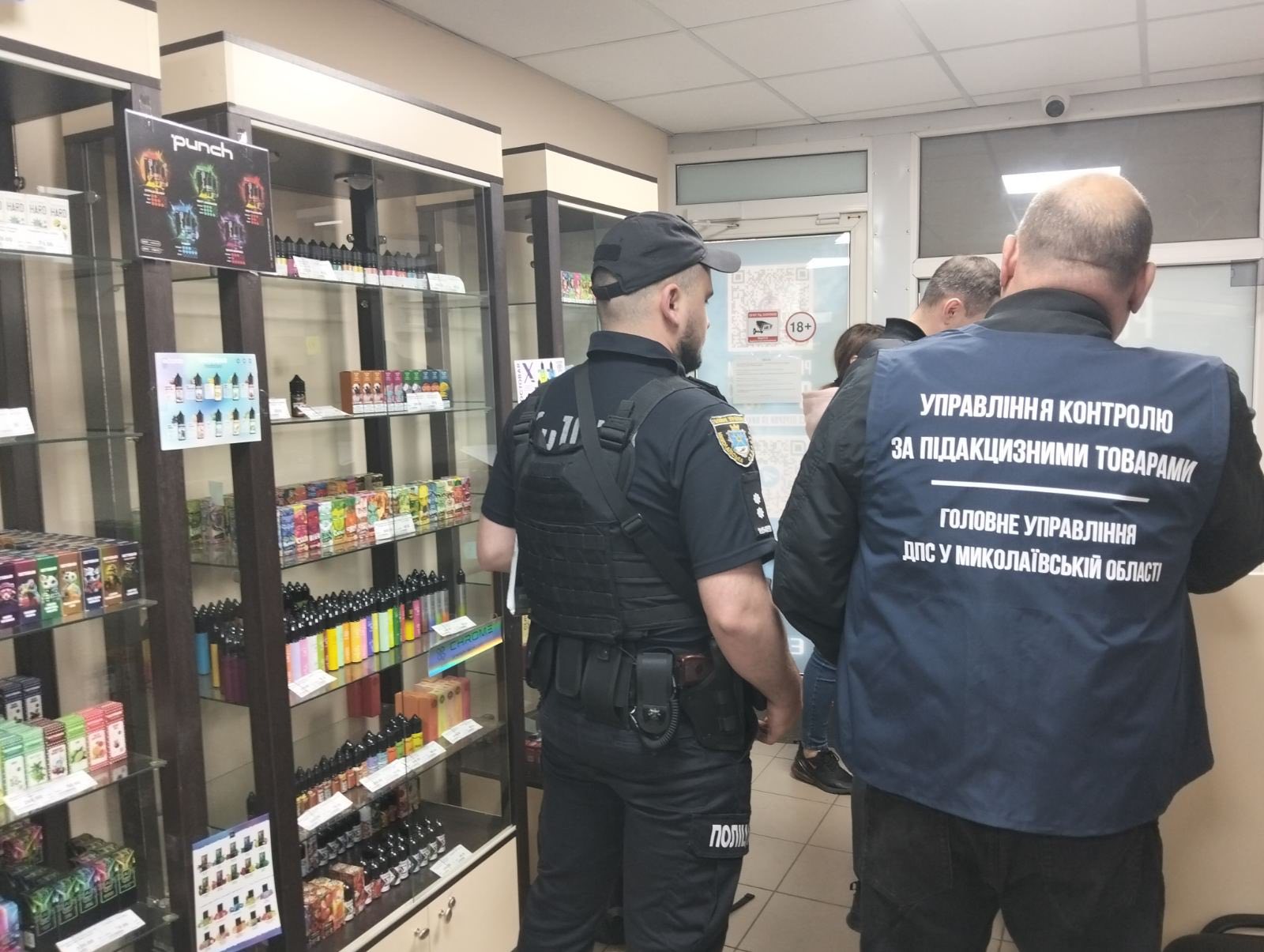 На Миколаївщині припинено незаконний продаж сировини для електронних сигарет: штраф за незаконну торгівлю понад 254 тисячі гривень. Фото № 2/1